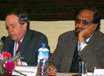 Le pr&eacute;sident du Forum, George Anderson (&agrave; gauche), aux c&ocirc;t&eacute;s de Ram Sharan Mahat, Ph. D., chef du Parti du Congr&egrave;s n&eacute;palais et ancien ministre des Finances, s&rsquo;adresse &agrave; l&rsquo;auditoire d&rsquo;une conf&eacute;rence sur la r&eacute;daction constitutionnelle tenue &agrave; Katmandou.