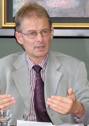 Arthur Benz, prof., dans les bureaux du Forum des f�d�rations en octobre.