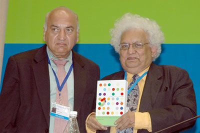 Photo: Anwar Shah, left, and Meghnad Desai display Global Dialogue Book 4, The Practice of Fiscal Federalism: Comparative Studies, at the Fourth International Conference on Federalism in New Delhi in November 2007.