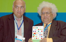 Photo: Anwar Shah (à gauche) et Meghnad Desai présentent le 4e livre de la collection du Dialogue mondial, soit The Practice of Fiscal Federalism: Comparative Studies, lors de la Quatrième conférence internationale sur le fédéralisme tenue à New Delhi en novembre 2007.