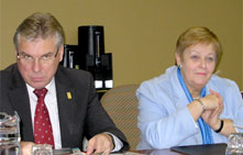 Des membres du Conseil fédéral autrichien ont récemment pris part à des discussions dans les bureaux du Forum des fédérations. À gauche, M. Wolfgang Erlitz, député président du Conseil fédéral, et à droite Mme Anna Elisabeth Haselbach, députée vice-présidente du Conseil fédéral.