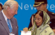 Photo: Lors de la c�r�monie de clôture de la 4e conf�rence internationale sur le f�d�ralisme tenue à New Delhi, Pratibha Devisingh Patil, pr�sidente de l'Inde, a offert à Ronald Watts, prof., de l'Universit� Queen's au Canada, un certificat reconnaissant sa contribution à l'�tude du f�d�ralisme.