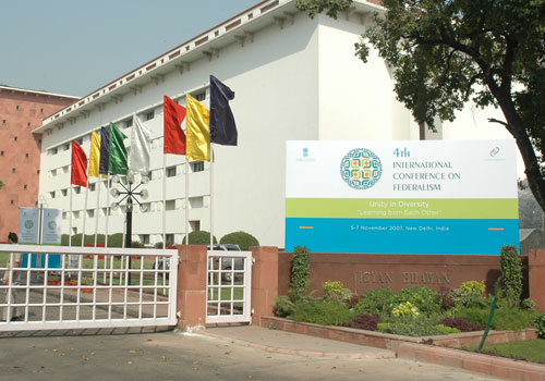 Une affiche accueille les d�l�gu�s à la 4e conf�rence internationale sur le f�d�ralisme tenue à New Delhi. La conf�rence s'est d�roul�e dans le plus important centre des congrès de l'Inde, le Vigyan Bhavan.